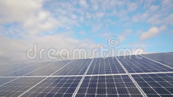 太阳能电池板特写太阳能生产场可再生太阳能源视频的预览图