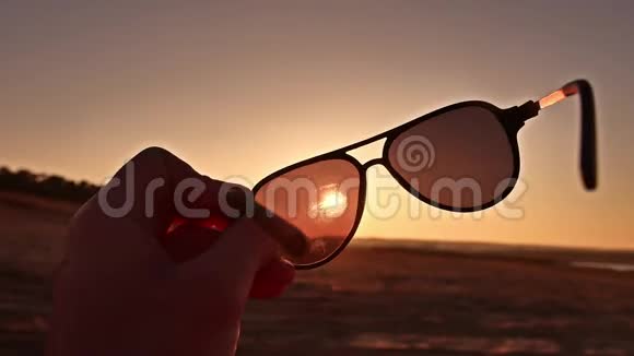 旅行手拿太阳眼镜日落生活方式自然视频的预览图