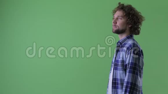 幸福的年轻留胡子的嬉皮士形象视频的预览图