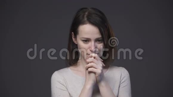 年轻悲伤的女人视频的预览图