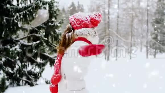 冬林幸福的年轻女子视频的预览图