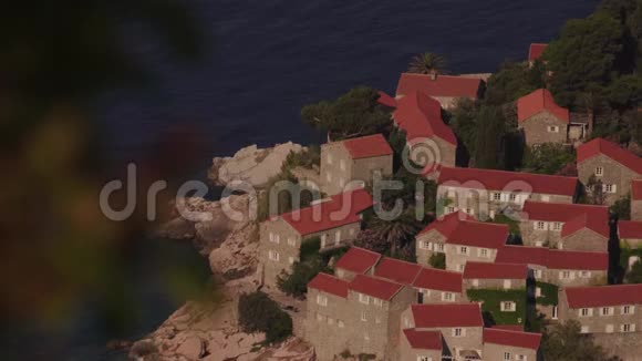 有红色瓷砖屋顶的房子斯维蒂斯特凡的建筑黑山视频的预览图