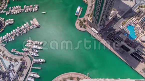 迪拜码头港口与现代游艇空中时差视频的预览图