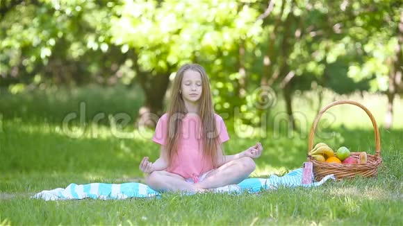 公园里瑜伽位置的小女孩视频的预览图