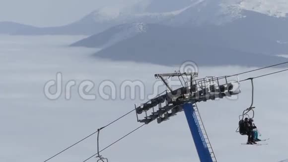 椅子在山顶上抬起来背景上的美丽景色视频的预览图