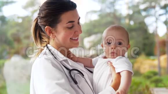 带婴儿的儿科女医生视频的预览图