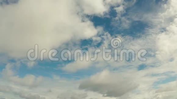 蓝天伴云空中景观视频的预览图