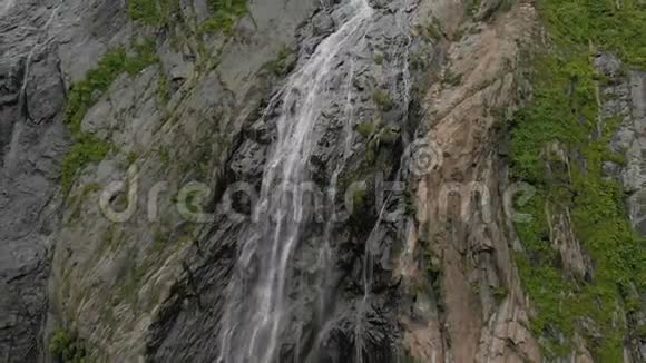 高加索山脉的岩壁上的一股水花瀑布发出的空气视频的预览图