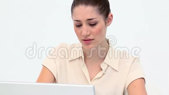 沮丧的年轻女人用笔记本电脑视频的预览图