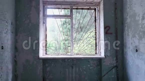 空房子里的窗户平稳而缓慢的球拍视频的预览图