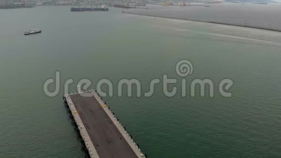 在海上码头乘船飞行空中射击视频的预览图