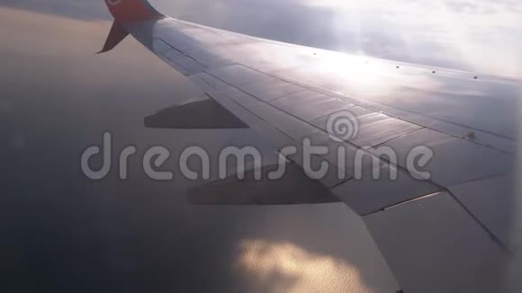 从窗外的乘客飞机机翼和天空中的云视频的预览图