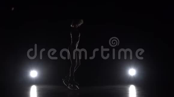 女人穿着黑色背景的跳鞋跳舞视频的预览图