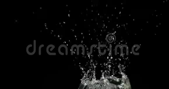 水爆炸和溅到黑色背景视频的预览图