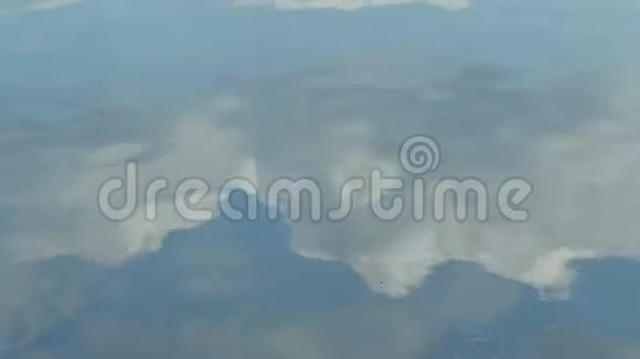 云朵蓝天在水中倒影视频的预览图
