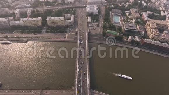克里姆斯基桥鸟瞰车交通视频的预览图