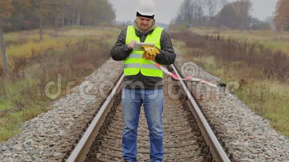 铁路工程师带平板电脑和警示带视频的预览图
