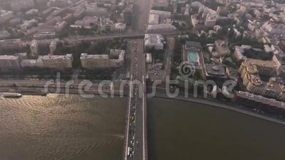 克里姆斯基桥鸟瞰车交通视频的预览图