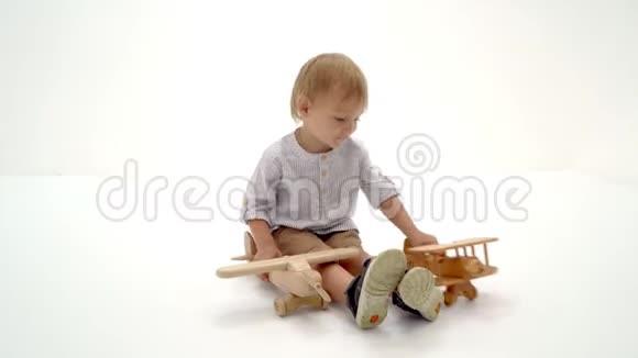 小男孩在玩木飞机视频的预览图