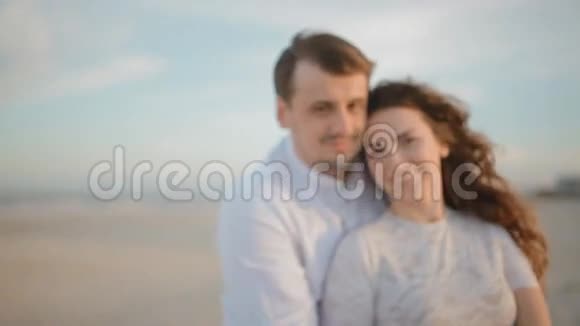 可爱的白人夫妇在海滩上视频的预览图