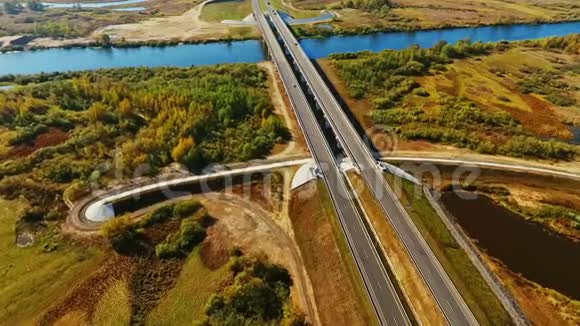 俯视车桥过江景观公路道路鸟瞰图视频的预览图