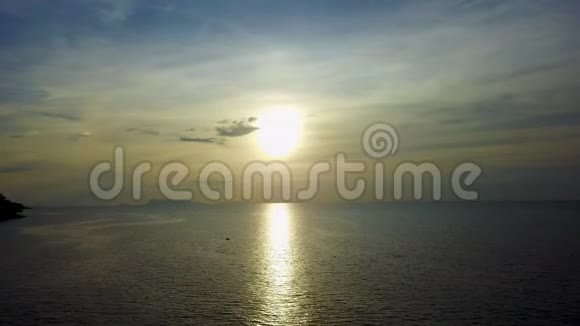 带海景的日落航空景观视频的预览图