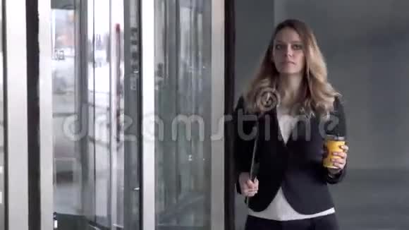 有魅力的商务女性在办公楼里散步视频的预览图