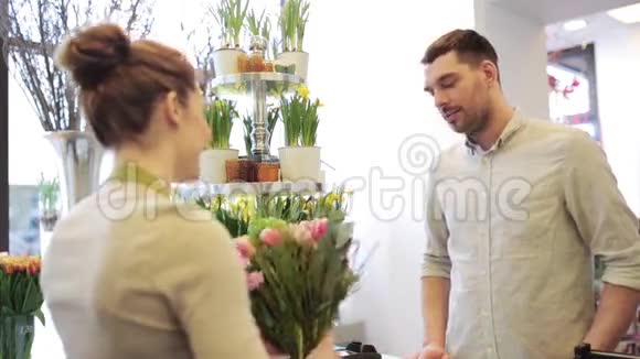 花店里有花的女人和男人视频的预览图