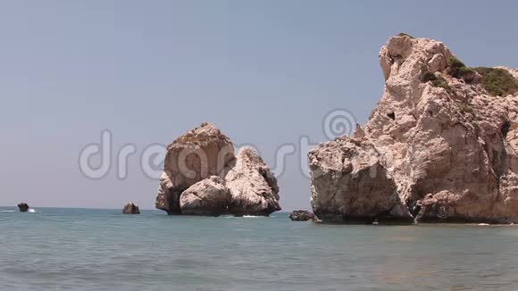 希腊塞浦路斯阿芙罗狄蒂的游泳池岩石从海水中伸出海岸上有岩石岩石垂直伸展视频的预览图