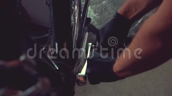 主题小企业自行车修复年轻的白种人黑发男子戴着安全眼镜手套和围裙使用手工工具修理视频的预览图