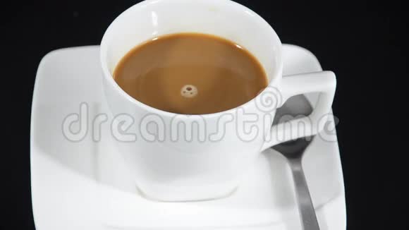 黑色背景咖啡杯和茶托视频的预览图