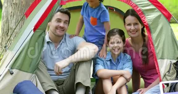 一家人在帐篷里露营视频的预览图