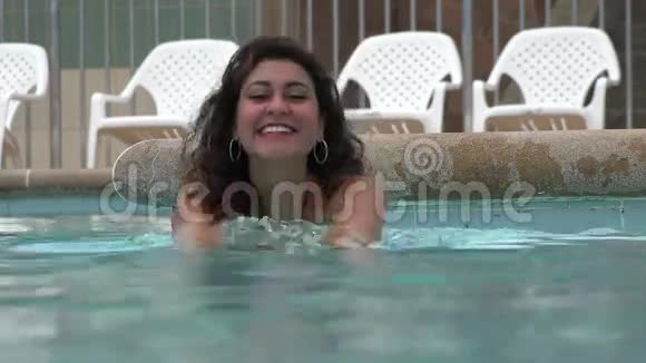 女人在游泳池游泳视频的预览图