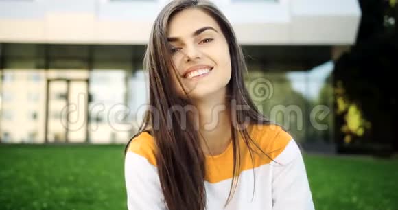 微笑女人户外的肖像视频的预览图