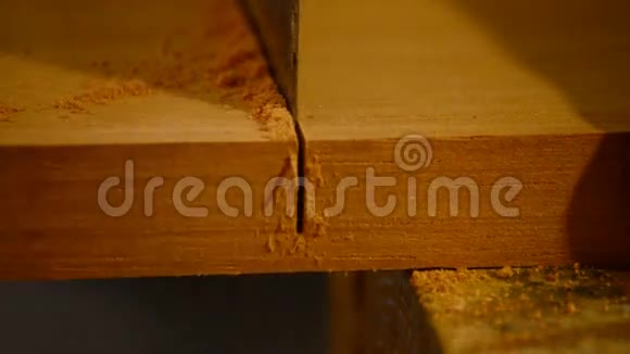 卢瑟木匠工匠用钢锯切割木材视频的预览图