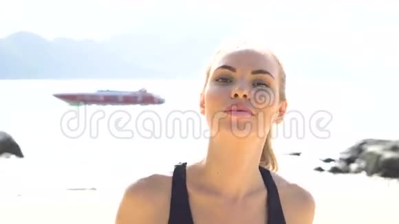 美丽的夏日热带海滩上美丽的金发美女视频的预览图