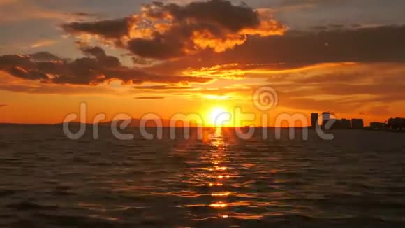 夕阳下的大海和橙色的云彩视频的预览图
