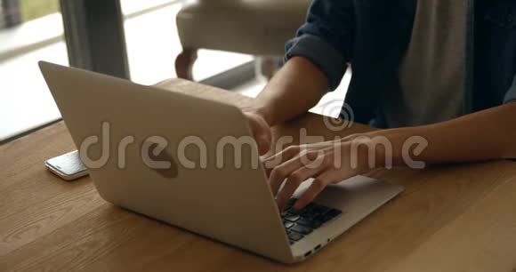 男人在家里用笔记本电脑视频的预览图