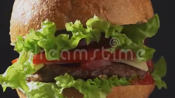 美味汉堡旋转特写视频的预览图