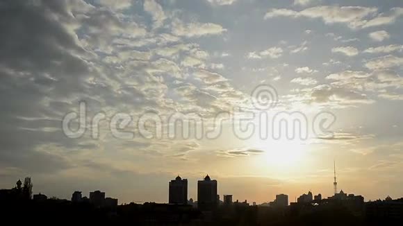 日落的城市房子太阳视频的预览图