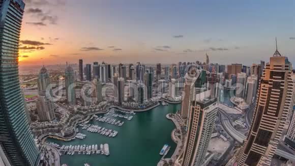 迪拜码头摩天大楼和朱美拉湖塔从阿联酋的最高空中时间推移视频的预览图