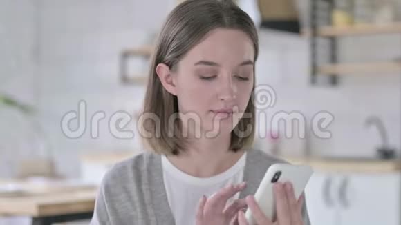女青年在智能手机上讲话的肖像视频的预览图