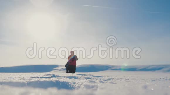 团队合作冬季旅游业务理念男子游客的腿从镜头下往下看攀登山顶视频的预览图