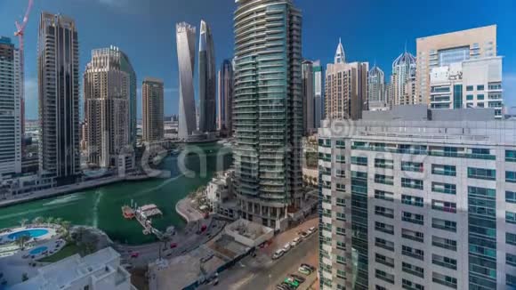 迪拜海滨住宅和办公室摩天大楼的空中景观带海滨时代视频的预览图