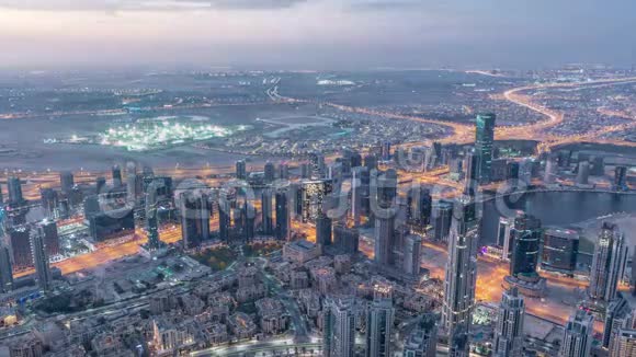 迪拜市区每天日出前一晚带塔和摩天大楼的空中景观视频的预览图