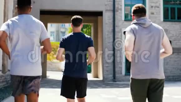 年轻人或男性朋友到户外跑步视频的预览图