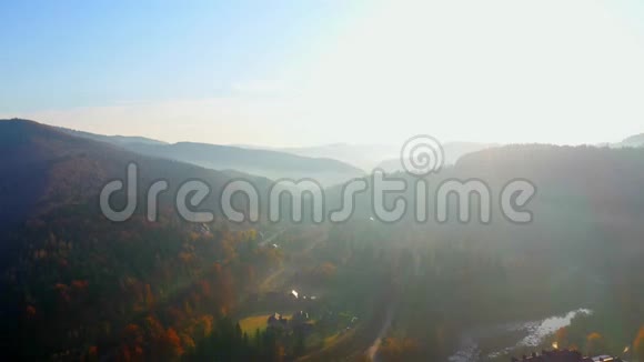 空中无人机视频飞越喀尔巴阡山脉乌克兰欧洲视频的预览图