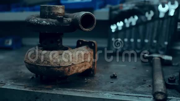 汽车机械手在车库与旧的和使用过的涡轮增压器涡轮概念视频的预览图