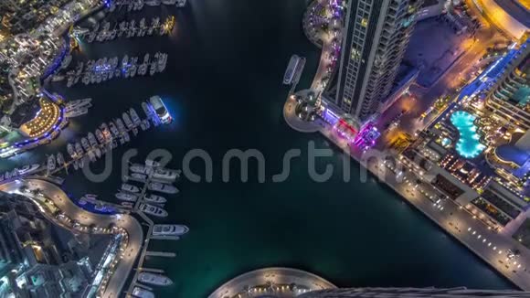 迪拜码头港口与现代游艇空中夜晚时光视频的预览图