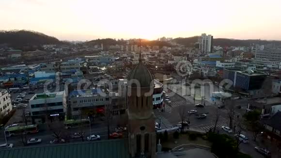 韩国JeonbukJeonjuHanok村传统韩国城镇Jeondong天主教堂鸟瞰图亚洲视频的预览图
